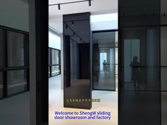 Porta scorrevole grigia con 6 ante