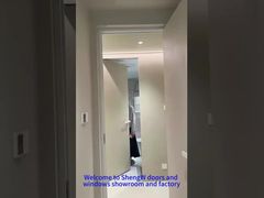 Porta in alluminio dello stesso colore